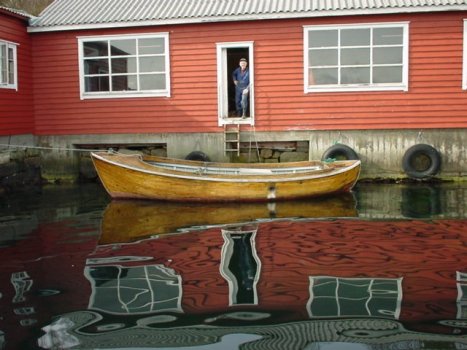 Henrik Kloven viser frem Birger Kloven sin bt - Geir Inge Kallevg © 2000